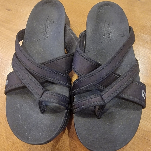 Sketchers Arch Fit - Picture 2 of 3